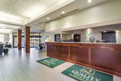 Photo 4 - Quality Suites Milwaukee Airport