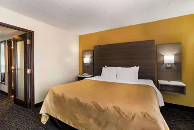Photo 2 - Quality Suites Milwaukee Airport