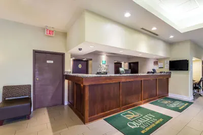 Photo 3 - Quality Suites Milwaukee Airport
