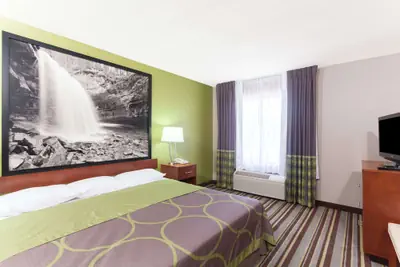 Photo 3 - Super 8 by Wyndham Clarksville Northeast
