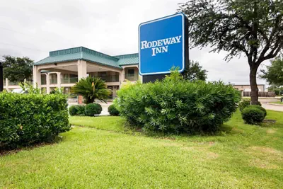 Photo 2 - Rodeway Inn & Suites Highway 290 Northwest