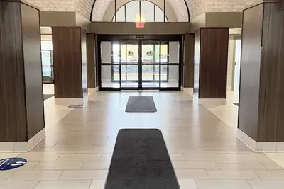 Photo 3 - Embassy Suites by Hilton Chicago Schaumburg Woodfield