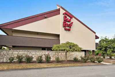 Photo 2 - Red Roof Inn Fairmont