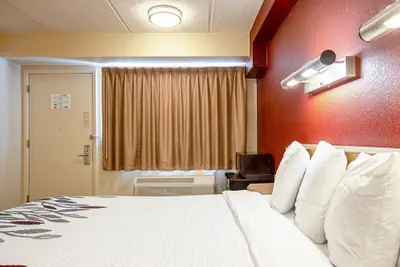 Photo 5 - Red Roof Inn Fairmont
