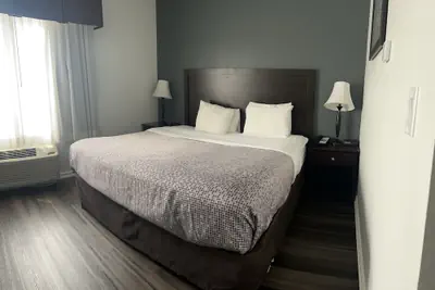 Photo 2 - Econo Lodge & Suites Grand Rapids Airport