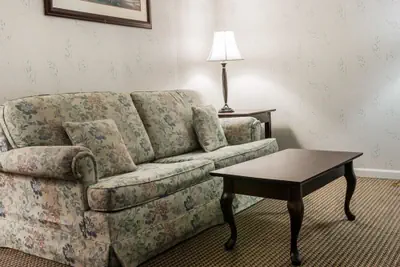 Photo 5 - Econo Lodge & Suites Grand Rapids Airport