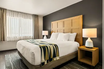 Photo 5 - Oxford Suites Redding