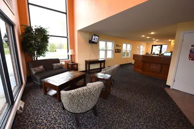 Photo 4 - Days Inn by Wyndham Mackinaw City - Lakeview