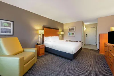 Photo 5 - La Quinta Inn & Suites by Wyndham New Orleans Airport