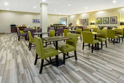 Photo 3 - La Quinta Inn & Suites by Wyndham New Orleans Airport