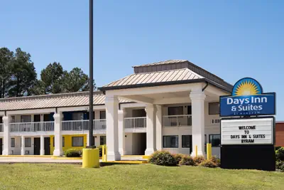 Photo 2 - Days Inn & Suites by Wyndham Byram