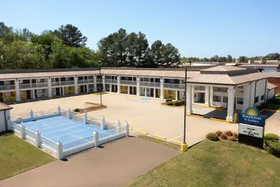 Photo 2 - Days Inn & Suites by Wyndham Byram