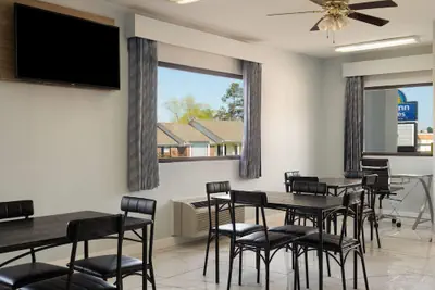 Photo 4 - Days Inn & Suites by Wyndham Byram