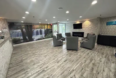 Photo 5 - Clarion Pointe - Greensboro Coliseum Area