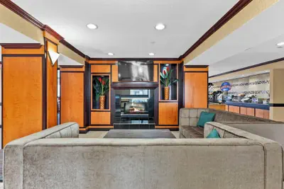 Photo 3 - Baymont by Wyndham Madison Heights Detroit Area