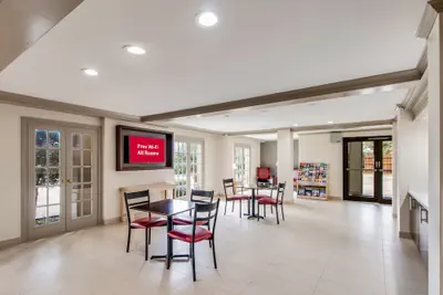 Photo 4 - Red Roof Inn PLUS+ Dallas – Addison