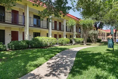 Photo 2 - Red Roof Inn PLUS+ Dallas – Addison
