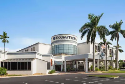 Photo 2 - Doubletree by Hilton Fort Myers at Bell Tower Shops