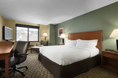 Photo 3 - Holiday Inn & Suites Duluth Downtown by IHG