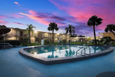 Photo 2 - HomeTowne Studios By Red Roof Vero Beach - I-95
