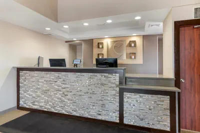 Photo 2 - Comfort Inn Manchester Airport