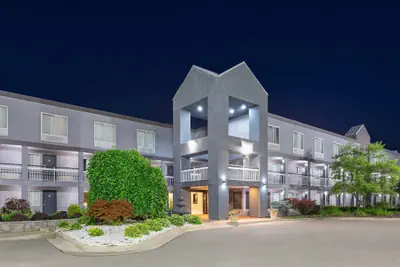 Photo 2 - Howard Johnson by Wyndham Romulus Detroit Metro Airport