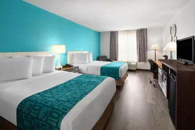 Photo 5 - Howard Johnson by Wyndham Romulus Detroit Metro Airport