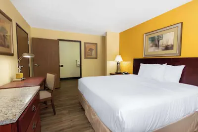 Photo 4 - Travelodge by Wyndham Albuquerque East