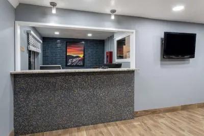Photo 2 - Travelodge by Wyndham Albuquerque East