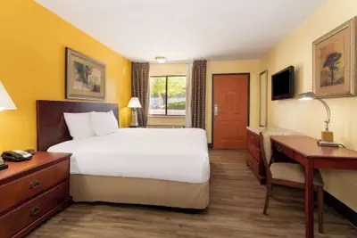 Photo 5 - Travelodge by Wyndham Albuquerque East