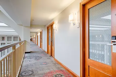 Photo 2 - Embassy Suites by Hilton Chicago O'Hare Rosemont