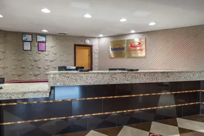 Photo 3 - Econo Lodge Lafayette near University