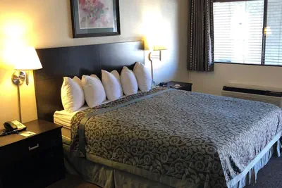 Photo 4 - Days Inn by Wyndham Camarillo - Ventura