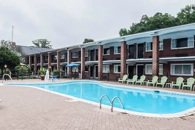 Photo 2 - Rodeway Inn & Suites Williamsburg Central