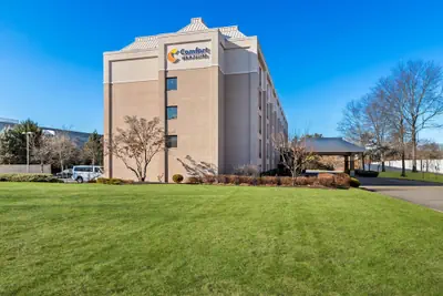 Photo 2 - Comfort Inn & Suites Somerset - New Brunswick