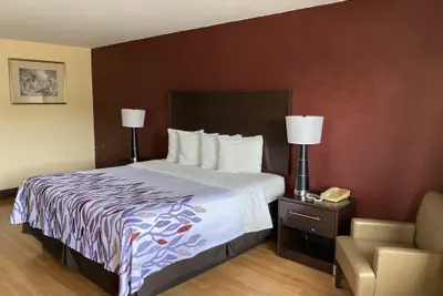 Photo 2 - Red Roof Inn & Suites Cleveland, TN