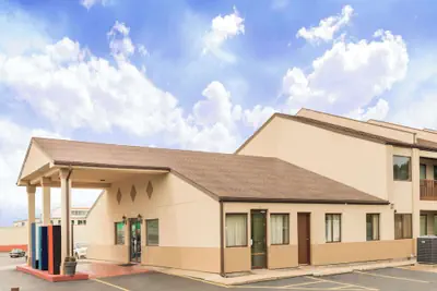 Photo 2 - Days Inn by Wyndham Hannibal