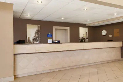 Photo 4 - Days Inn by Wyndham Columbus Airport