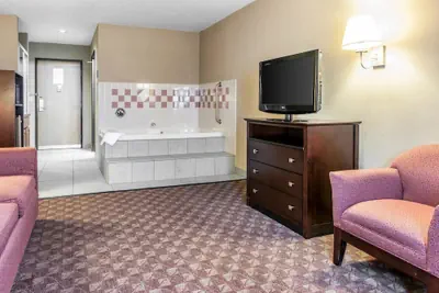 Photo 4 - Quality Inn Defiance