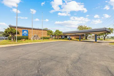 Photo 2 - Americas Best Value Inn Ft. Worth Hurst