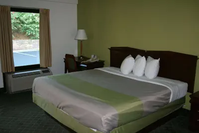 Photo 2 - Travelodge by Wyndham Roanoke