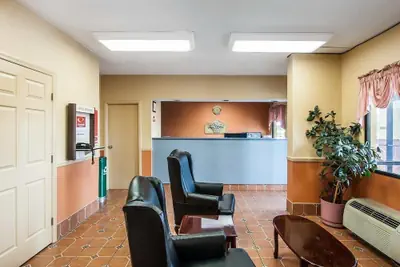 Photo 3 - Econo Lodge Inn & Suites Tuscaloosa I-20