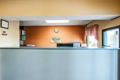 Photo 4 - Econo Lodge Inn & Suites Tuscaloosa I-20