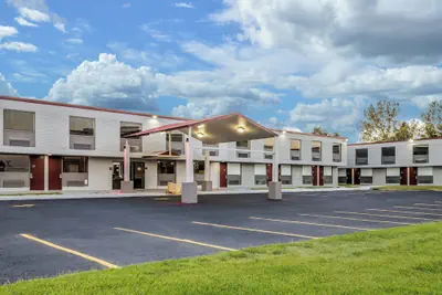 Photo 2 - Red Roof Inn Alexandria, LA