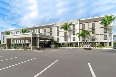 Photo 2 - Comfort Inn & Suites St. Pete - Clearwater International Airport