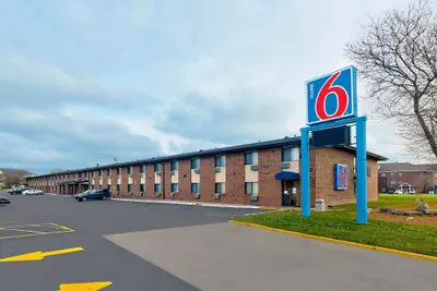 Photo 2 - Motel 6 Oak Creek, WI