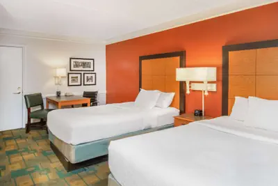 Photo 5 - La Quinta Inn by Wyndham Colorado Springs Garden of the Gods