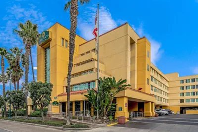 Photo 2 - La Quinta Inn & Suites by Wyndham Anaheim