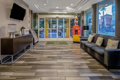 Photo 4 - La Quinta Inn & Suites by Wyndham Anaheim