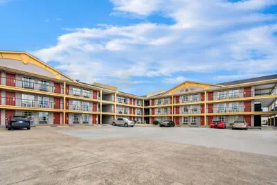 Photo 2 - Super 8 by Wyndham Metairie